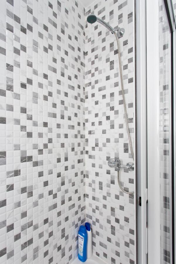 Single Room Bathroom,1362978548:JPEG